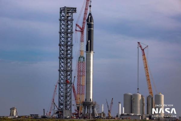 SpaceX впервые примерила космический корабль Starship на ускоритель Super Heavy — получилась огромная 118-метровая ракета